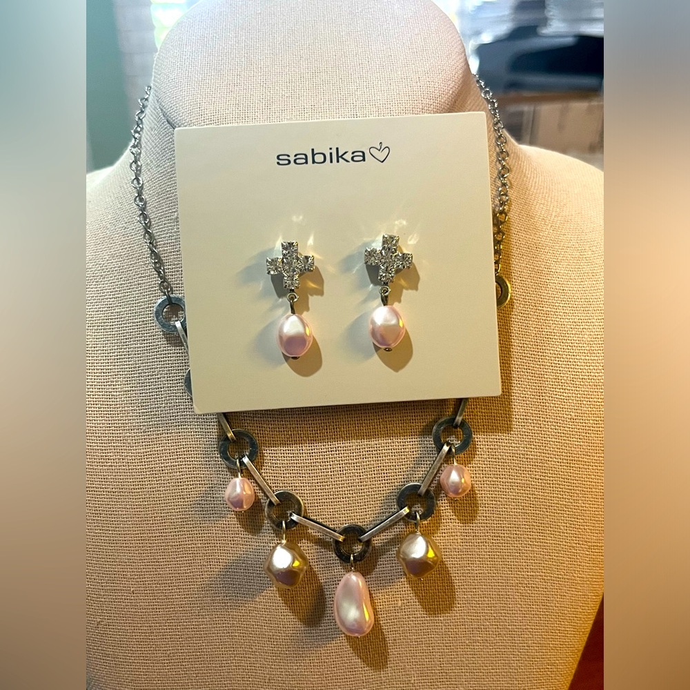 Sabika Comfort Pearl necklace & matching earrings